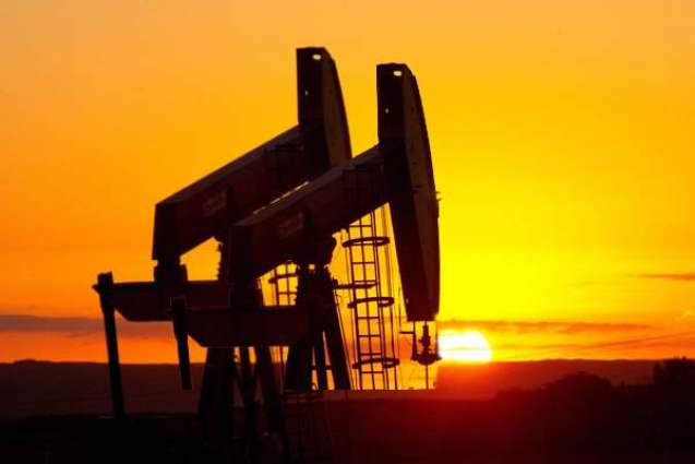 Oil prices sink further as glut worries return