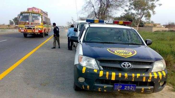 اسلام آباد وچ کسٹمز انٹیلی جنس دی گڈی کھائی وچ جا پئی، 4بندے ہلاک