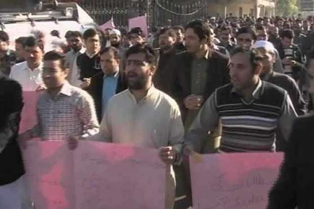 Employees of grade 4 and clerks protest in Peshawer