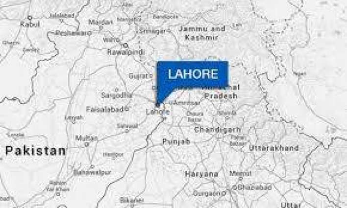 Lahore: Sudden fire engulfed car at Mall Road