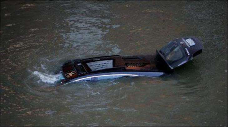 USA: Speedy truck fell into a river in Massachusetts