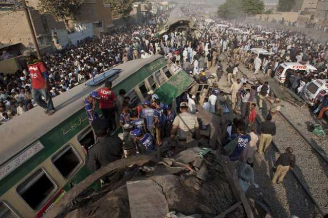 Trains crash kills 20 in Karachi