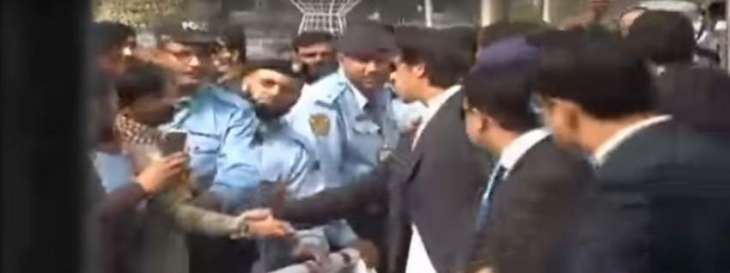 Man seeks help from Khan outside Supreme Court