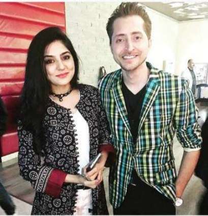 Sanam Baloch publically fights with Husband over taking pictures with fan-girls