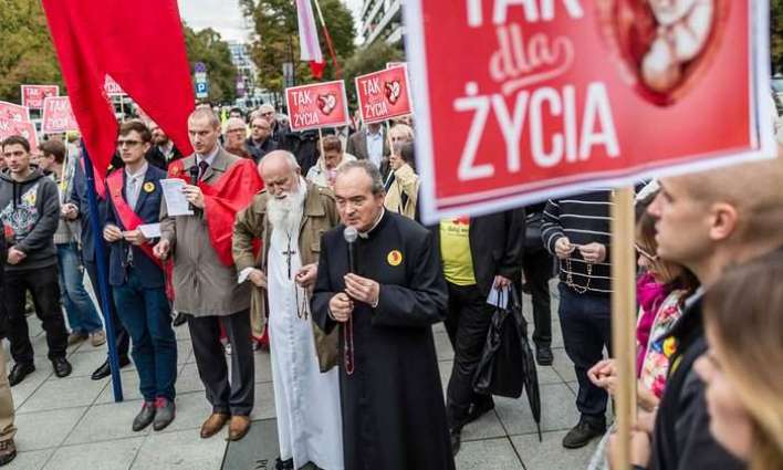 Polish lawmakers pass law restricting rallies 