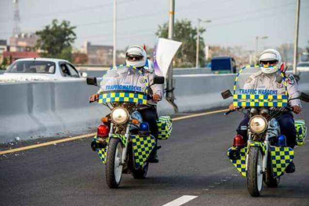 خیبرپختونخوا : ٹریفک پولیس نے سردی توں بچاءلئی شہریاں نوں دستانے دینے شروع کر دِتے