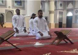 برطانوی باکسر نوں دبئی دی مسجد وچ نماز پڑھن اُتے سوشل میڈیا ورتیندڑاں ولوں تنقید دا ساہمنا