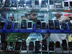 ایف آئی اے دے کرائم سرکل دی صدر موبائل مارکیٹ وچ کارروائی، مشہور برانڈز دے جعلی موبائل فونز برآمد