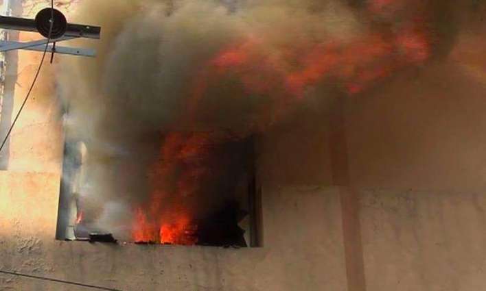 Building near Mahmood Booti Interchange caught fire, 6 dead