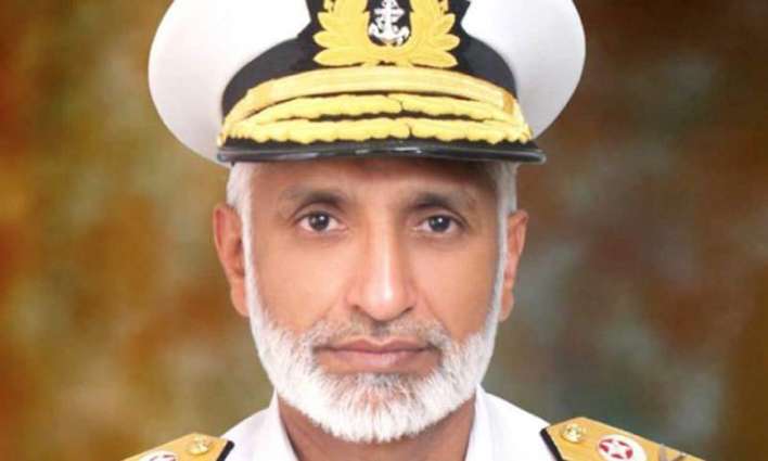 قائد القوات البحرية الباكستاني يزور سفينة ملكية تابعة للبحرية البريطانية بمدينة كراتشي