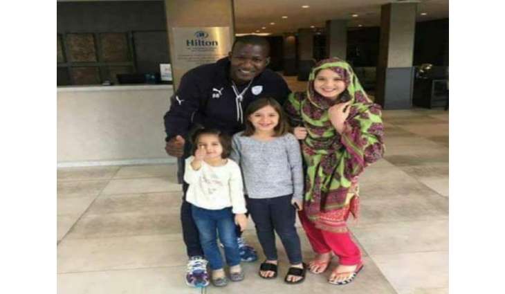 Darren Sammy with Shahid Afridi's Daughters