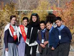 پاکستانی نوجوان کُڑی نوکری چھڈ کے ہنزہ وچ بالاں نوں پڑھان پہنچ گئی