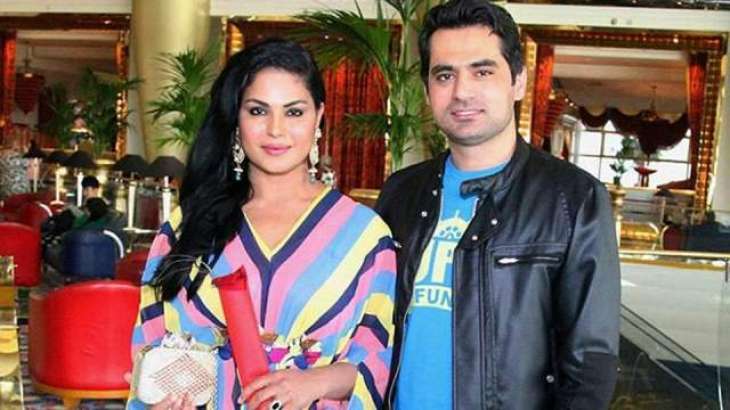 Veena Malik mad e a financial scarifice for Asad Khattak: Mufti Naeem