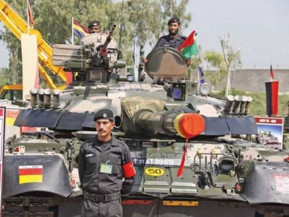 القوات المسلحة الباكستانية تقوم بالعرض العسكري الخاص بمناسبة يوم باكستان