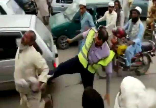 KPK Traffic warden mistreating elderly in public