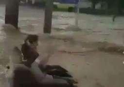 سعودی عرب: سیلاب دوران مزے کرن والے 2 نوجواناں دی ویڈیو سوشل میڈیا اُتے وائرل