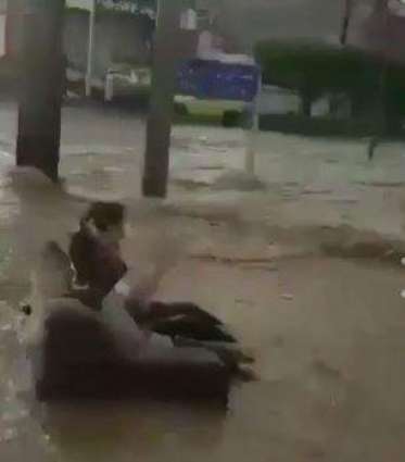 سعودی عرب: سیلاب دوران مزے کرن والے 2 نوجواناں دی ویڈیو سوشل میڈیا اُتے وائرل
