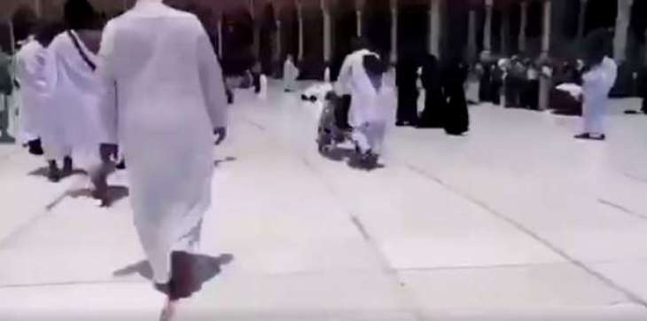 مسجد حرام وچ وہیل چیئر اُتے عمرہ کرن والے نوجوان مُنڈے دی اک نامعلوم بزرگ نے طواف کرن وچ مدد کیتی، ویڈیو سوشل میڈیا اُتے وائرل