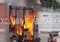 لاہور: رکشہ ڈرائیور نے غلط چالان ہون تے احتجاجن رکشے نوں اگ لا دتی