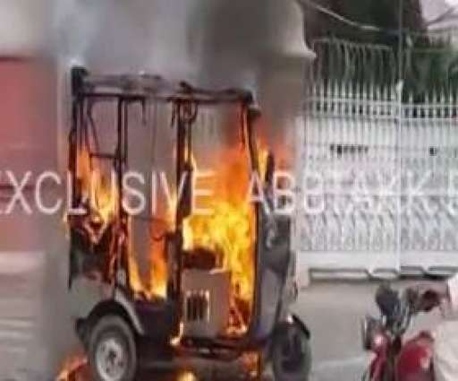 لاہور: رکشہ ڈرائیور نے غلط چالان ہون تے احتجاجن رکشے نوں اگ لا دتی