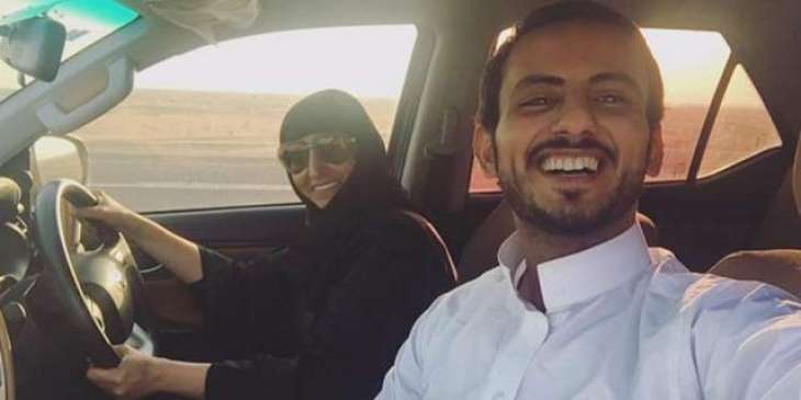 سعودی نوجوان دی کار چلاندے ہوئے والدہ نال سیلفی انٹرنیٹ اُتے وائرل