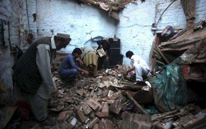 Woman dead, four injured in Peshawar roof collapse