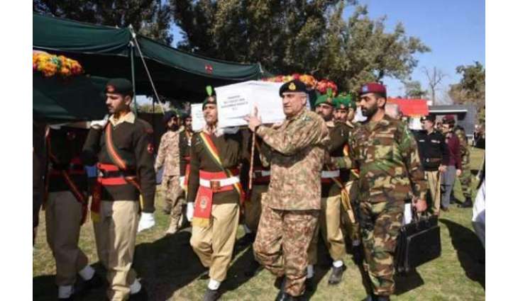 چیف آف آرمی سٹاف دی شہید سپاہی دے تابوت نوں موڈھا دین دی تصویر سوشل میڈیا اُتے وائرل