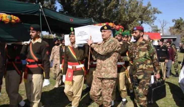 چیف آف آرمی سٹاف دی شہید سپاہی دے تابوت نوں موڈھا دین دی تصویر سوشل میڈیا اُتے وائرل