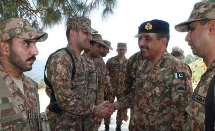 Commander Rawalpindi Corps visits forward troops at Neelum Valley