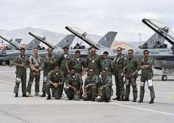 فرق من القوات المسلحة لدولة الإمارات العربية المتحدة والأردن وطائرات القوات الجوية التركية تشارك في العرض العسكري بمناسبة يوم باكستان