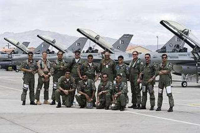 فرق من القوات المسلحة لدولة الإمارات العربية المتحدة والأردن وطائرات القوات الجوية التركية تشارك في العرض العسكري بمناسبة يوم باكستان