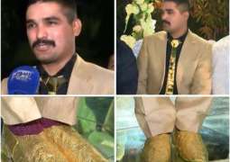 Extravagance at weddings: Lahori groom surprises everyone wearing gold tie, shoes