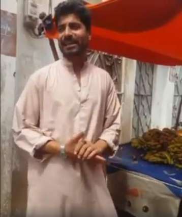 Talented fruit-seller attracts customers with unique singing