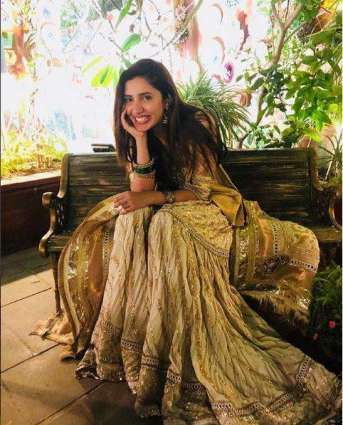 Mahira Khan shares a picture from a wedding and she looks beautiful