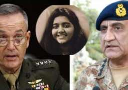 قائد القيادة المركزية الأمريكية يعزي مع رئيس أركان الجيش الباكستاني في وفاة طالبة باكستانية