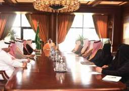أمير تبوك يرأس اجتماع مجلس إدارة جمعية الأمير فهد بن سلطان الاجتماعية في دورته الجديدة