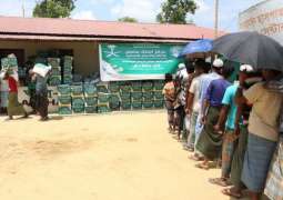 مركز الملك سلمان للإغاثة يواصل لليوم السابع توزيع السلال الغذائية الرمضانية للاجئين الروهينجا في بنغلاديش