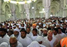 ضيوف الرحمن يؤدون صلاة الجمعة بالمسجد الحرام في أجواء روحانية