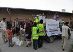 مركز الملك سلمان للإغاثة يواصل لليوم التاسع توزيع وجبات إفطار الصائم في محافظة تعز