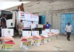 " الهلال الأحمر الإماراتي " يوزع مساعدات إغاثية عاجلة على أهالي رضوم اليمنية