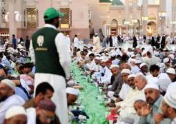 متطوعون يتنافسون على إطعام وسقيا الصائمين في المسجد النبوي وجادة قباء