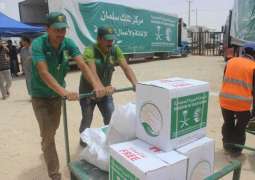 مركز الملك سلمان للإغاثة يوصل توزيع السلال الرمضانية على الأسر السورية اللاجئة في مخيم الزعتري بالأردن