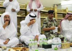أمير مكة المكرمة يشارك رجال الأمن طعام الإفطار ‏في المسجد الحرام