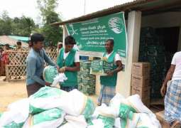 مركز الملك سلمان للإغاثة يواصل لليوم الثالث عشر توزيع السلال الغذائية الرمضانية للاجئين الروهينجا في بنغلاديش