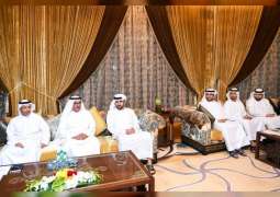 مكتوم بن محمد بن راشد يستقبل موظفي جهاز الرقابة المالية في حكومة دبي