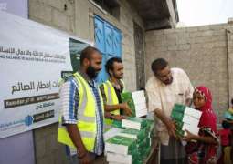 مركز الملك سلمان للإغاثة يواصل لليوم الرابع عشر توزيع وجبات إفطار الصائم في محافظة عدن