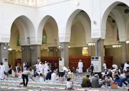زائرون من جنسيات مختلفة يجمعهم إفطار رمضان في مسجد قباء