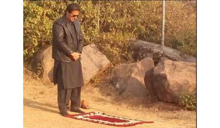 مشہور کالم نگار نے عمران خان بارے دلچسپ واقعہ سنا دتا
الزماں دی زد وچ رہن والا عمران خان اُٹھیا، اوہنے اک کونے وچ مصلی وچھایا تے نماز لئی کھلو گیا، میں ایہ سوچ رہیا سی ایہ اوہ انسان اے جیہدے مخالف پتا نہیں ایہدے اُتے کیہڑے الزام لاؤندے نیں تے ایہ ایہناں سارے الزاماں نوں اک پاسے رکھ کے اپنے خالق ساہمنے پیش ہو جاندا اے:مشہور کالم نگار مظہر برلاس