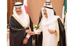 أمير الكويت يستقبل رئيس وزراء مملكة البحرين