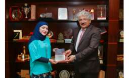            رئيس جامعة البحرين يتسلم نسخة من كتاب تطوير مناهج الرياضيات          